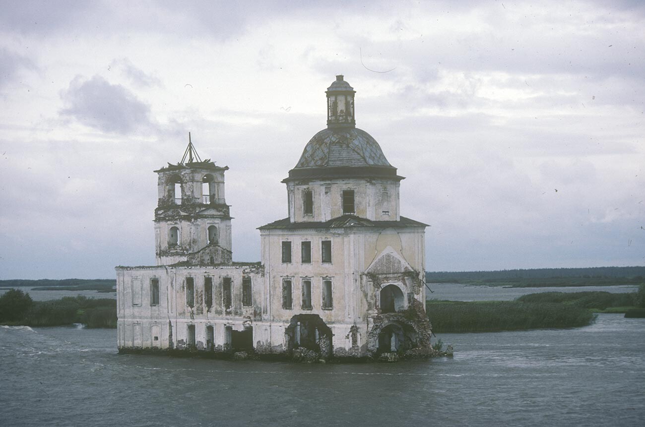 Krokhino. Chiesa della Natività. Vista sud-est. 8 agosto 1991