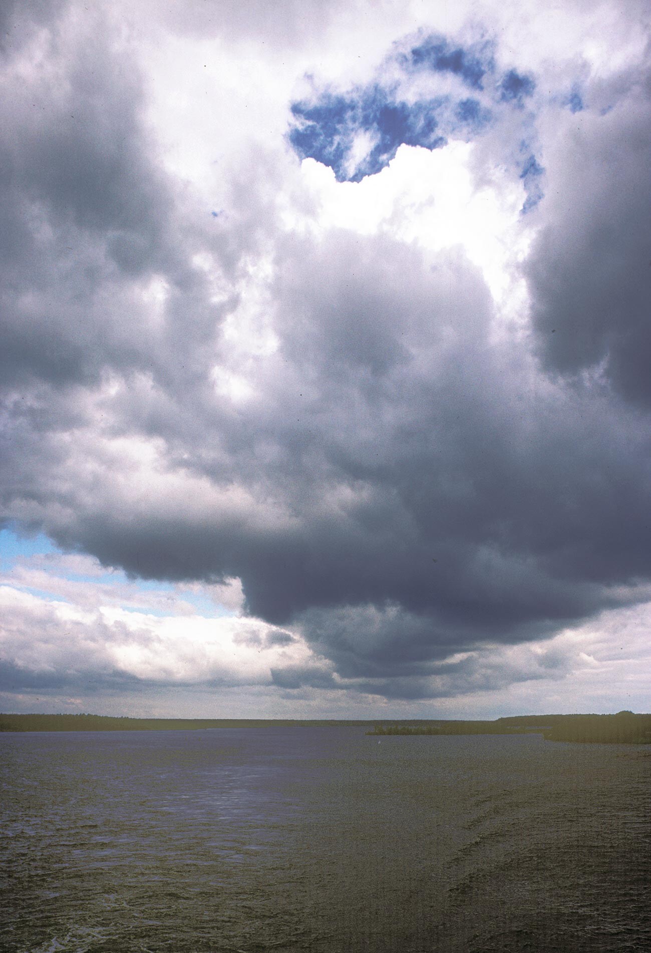 Fiume Sheksna. Nubi temporalesche vicino a Krokhino. 8 agosto 1991
