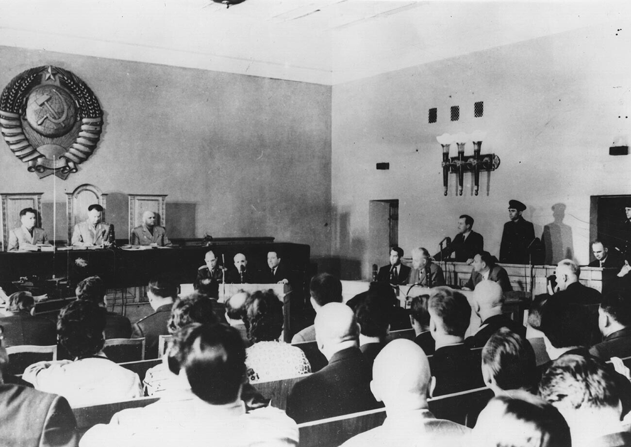 Судењето на Гревил Вин и Олег Пенковски (десно, дава исказ), 1963.

