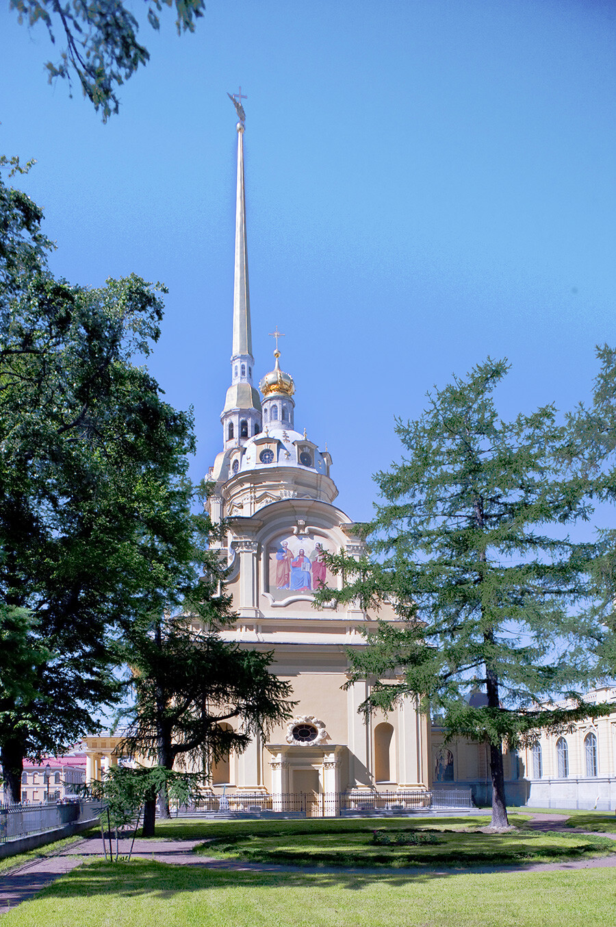 Cattedrale dei Santi Pietro e Paolo. Veduta orientale con l'affresco di Cristo affiancato dai Santi Pietro e Paolo. 6 giugno 2015