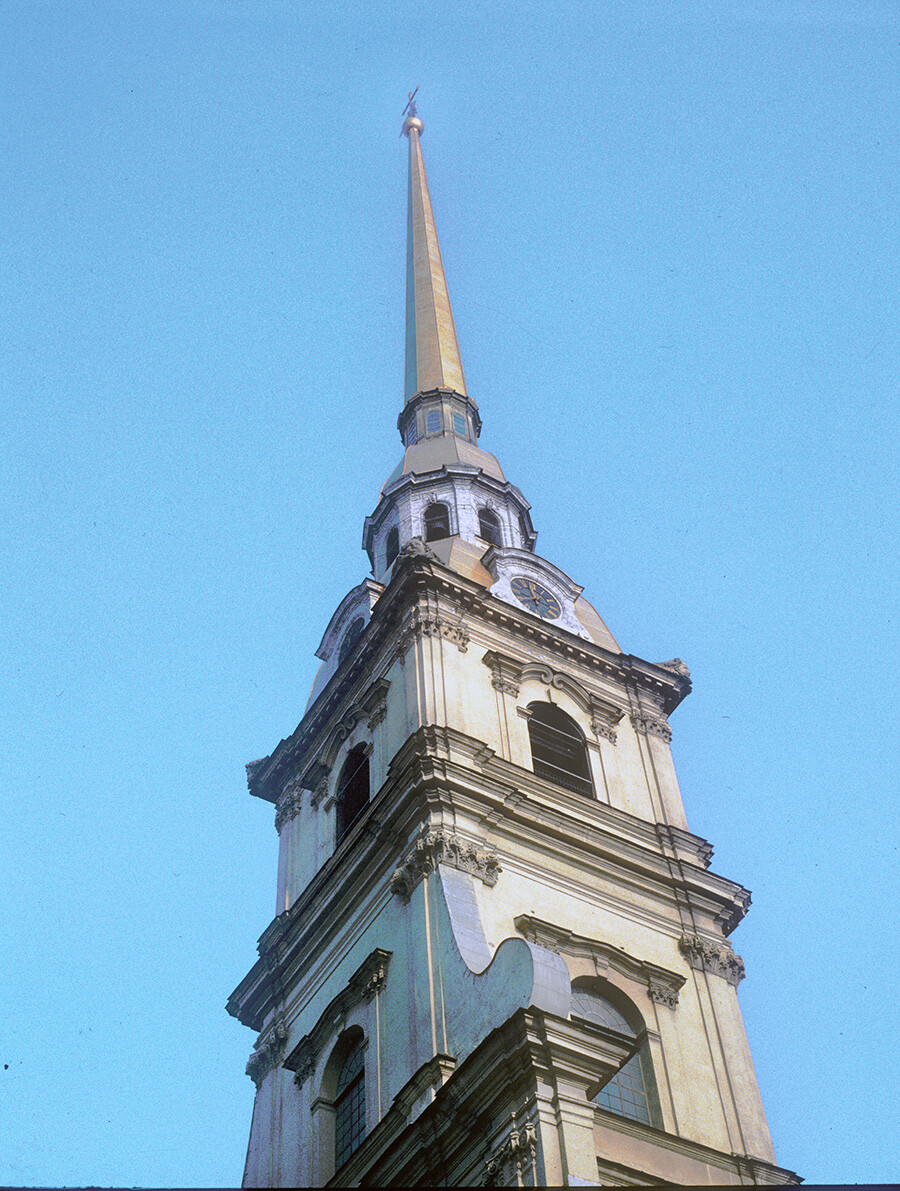 La cattedrale dei Santi Pietro e Paolo. Guglia, vista sud-ovest. 9 marzo 1980
