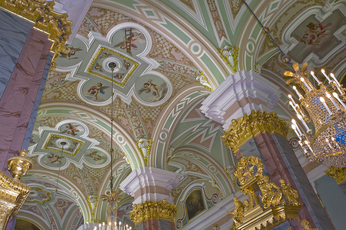 Cattedrale dei Santi Pietro e Paolo. Volte del soffitto della navata centrale. 7 giugno 2015
