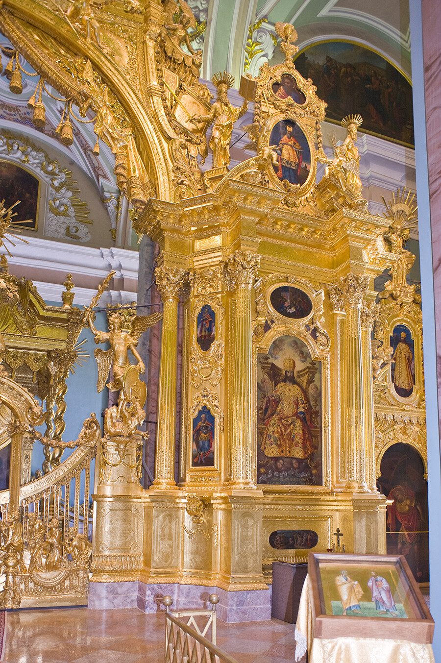 La cattedrale dei Santi Pietro e Paolo. Icone su cornice dorata, lato destro con icona di Cristo in trono che regge uno scettro a forma di croce. 7 giugno 2015