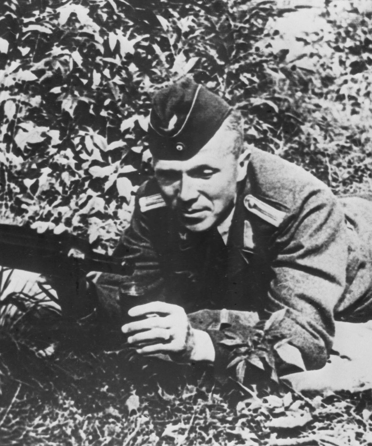 Pramuka Soviet Nikolai Kuznetsov dalam seragam perwira Jerman.