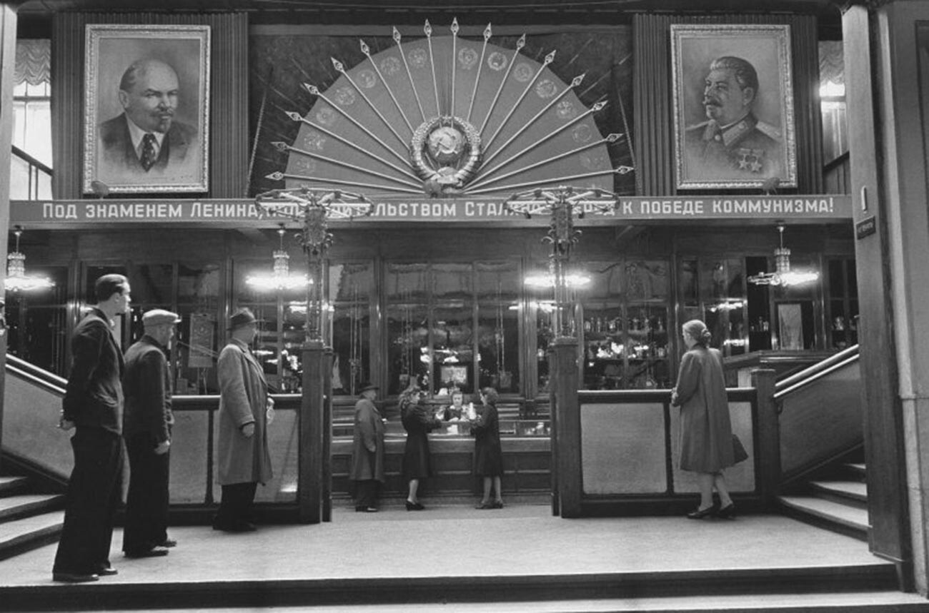 'TsUM's main stairs, 1946.