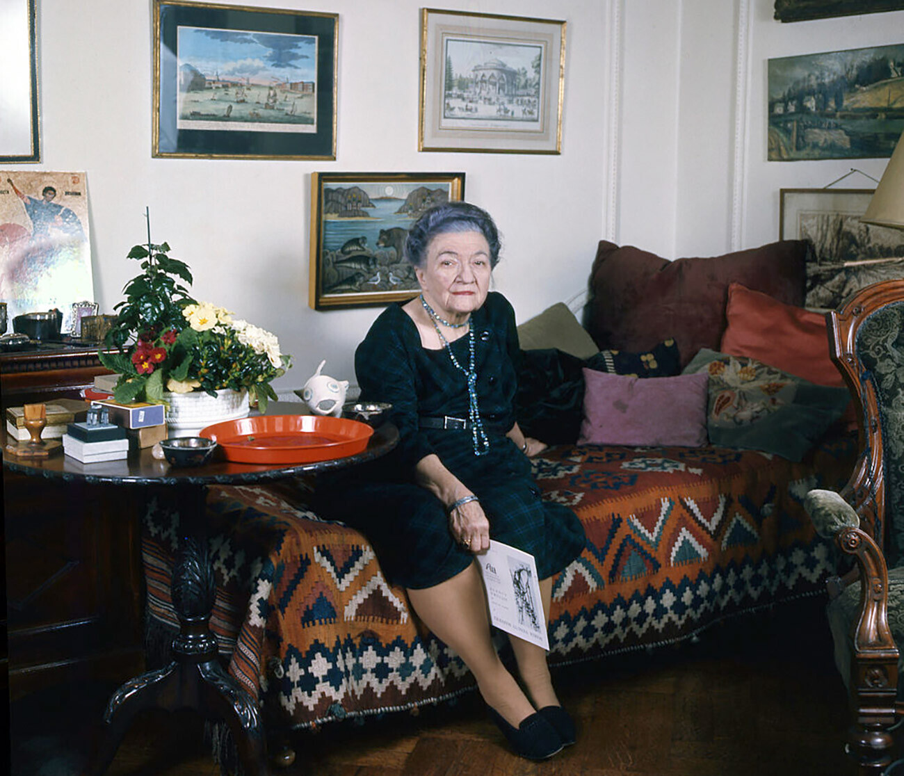 Мура Будберг во својот стан во Лондон, 1972 година.