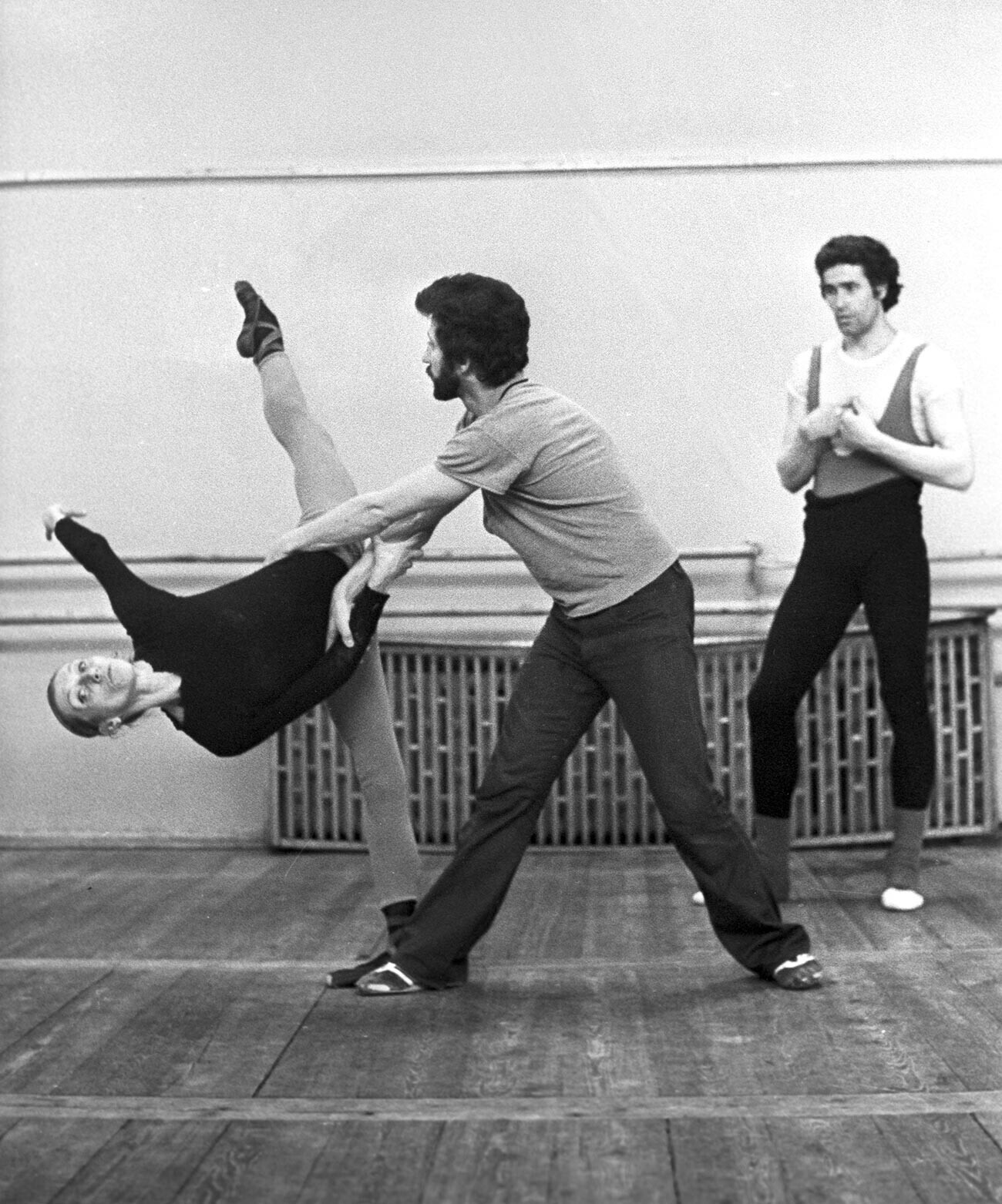 Seniman balet selama latihan: Alla Osipenko, John Markovsky dan koreografer Boris Eifman (1978).
