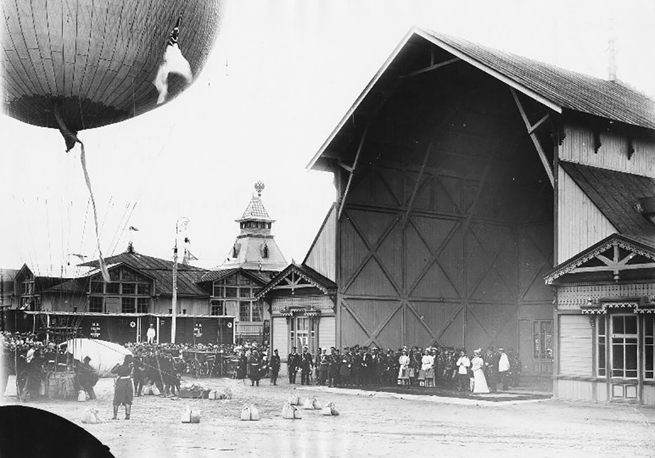 Nicolás II y su familia visitando el parque de globos de la exposición

