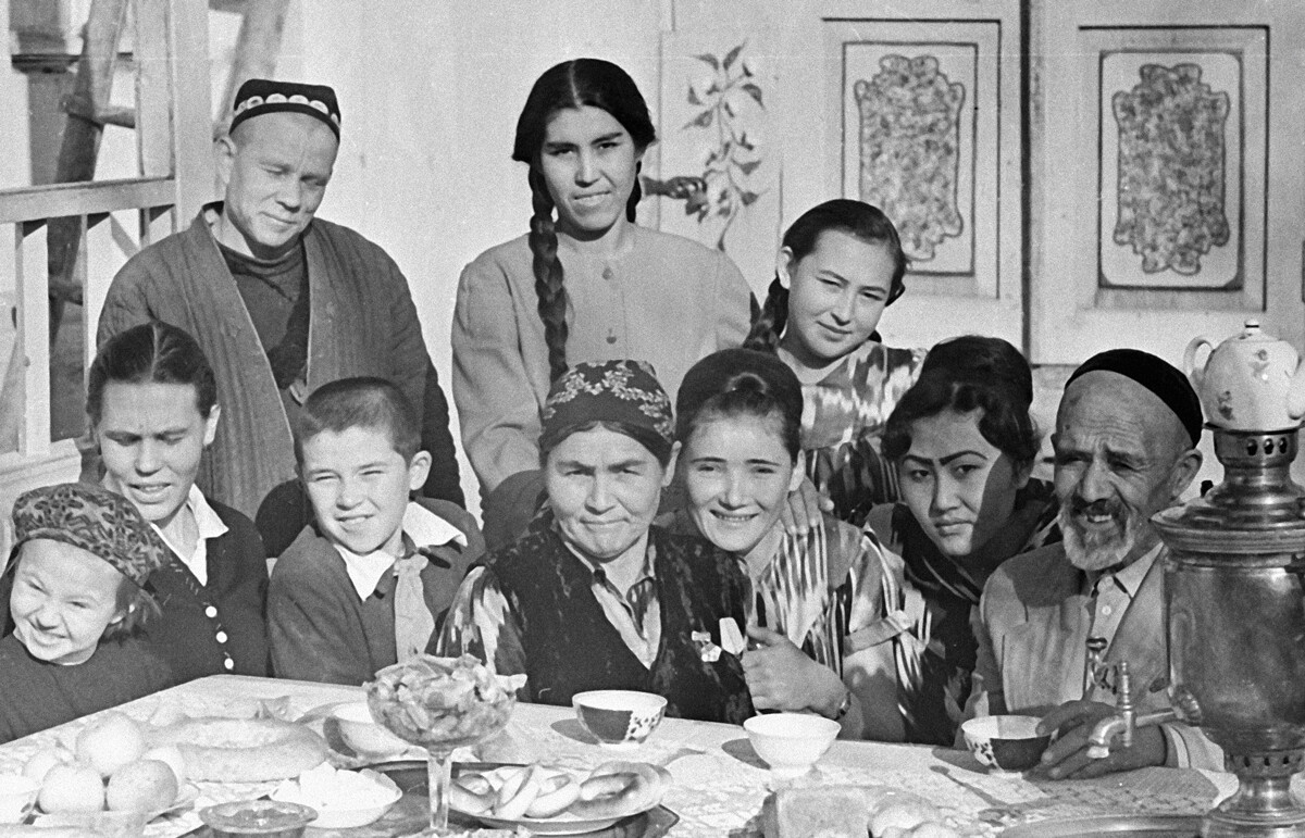 La madre heroína Bajri Akramova (cuarta por la derecha) y su marido, el herrero Shajmed Shamajmúdov (derecha).