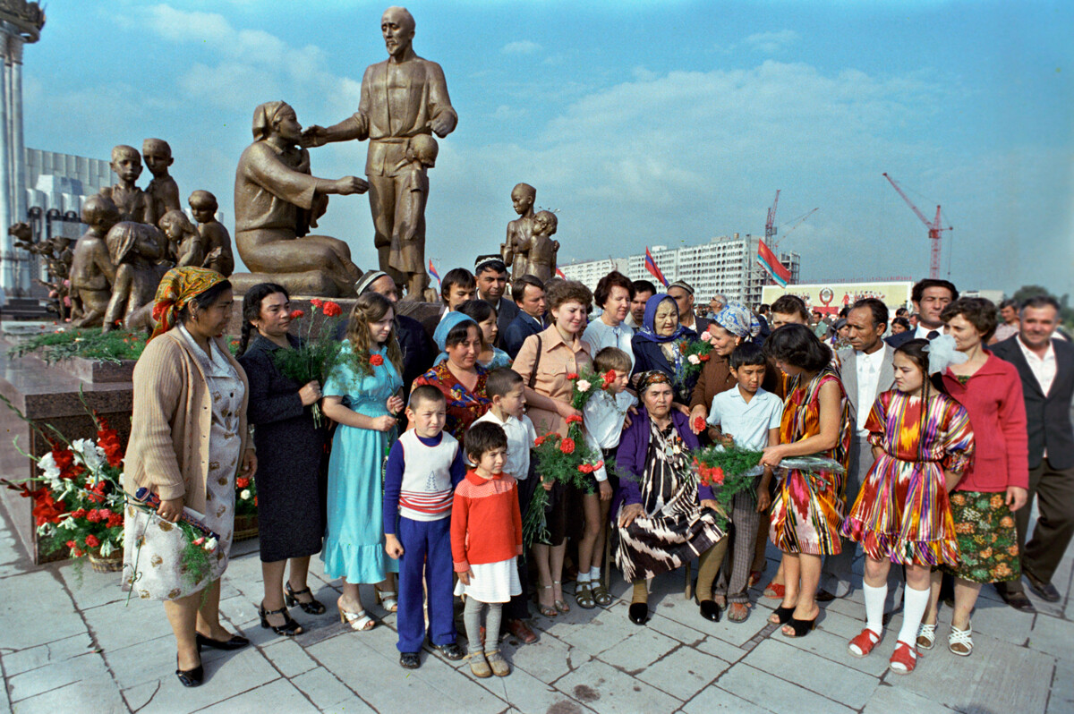 Bahri Akramova (sentada) y sus hijos en la inauguración de un monumento en su honor en Tashkent.