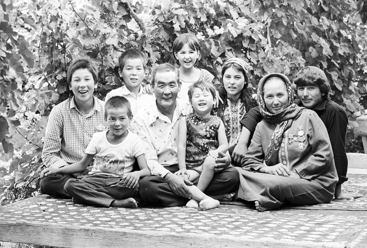 La madre heroína, Yazgul Yagmurova, con su familia. R.S.S. de Turkmenistán