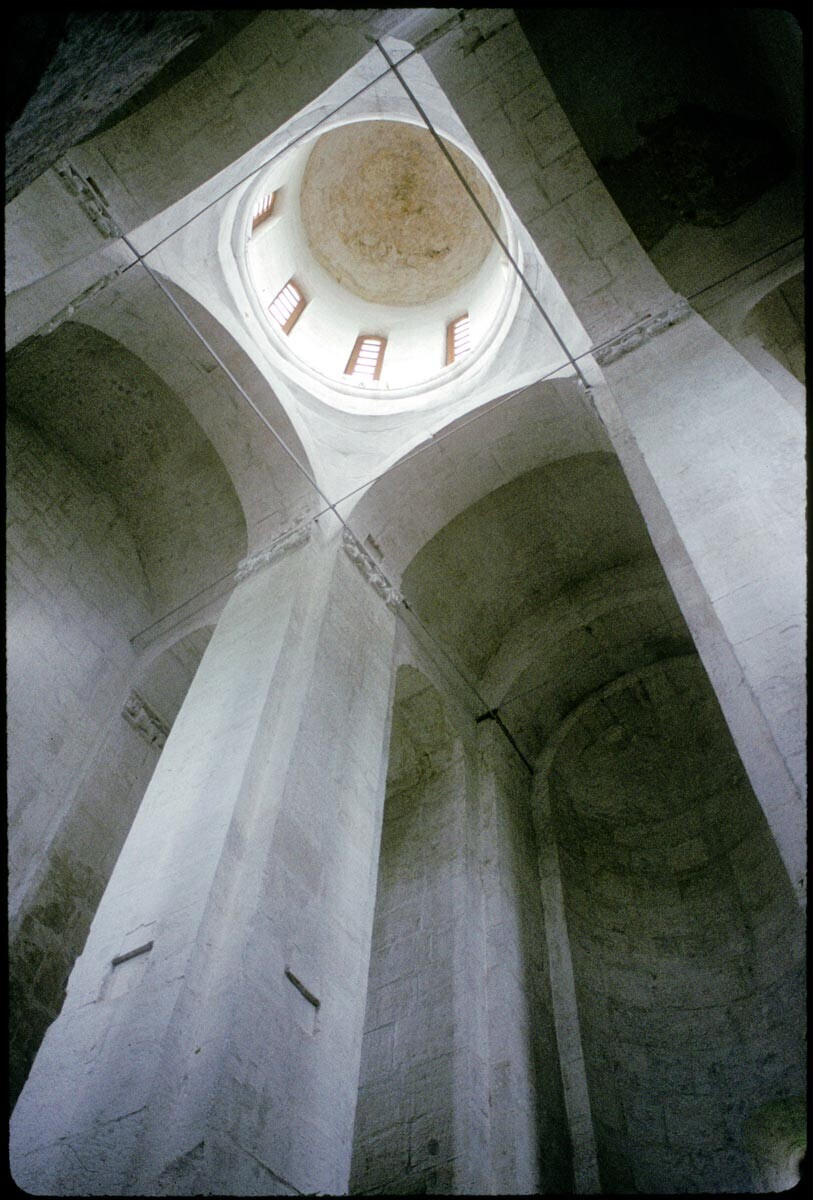 Iglesia de la Intercesión en el Nerl, interior. Vista al noreste con la cúpula. 19 de junio de 1994.