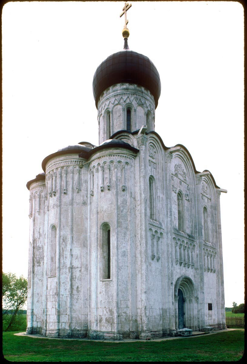 Iglesia de la Intercesión en el Nerl, vista noreste. 26 de mayo de 1997.