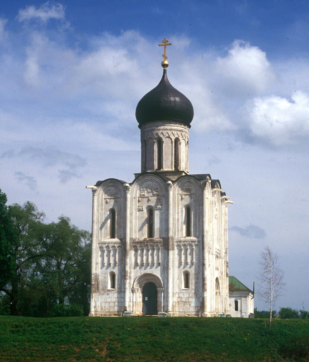 Iglesia de la Intercesión en el Nerl, vista oeste. 16 de mayo de 1995.