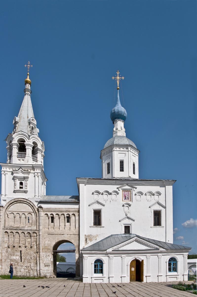 Monasterio de Bogoliubski. Catedral de la Natividad de la Virgen, vista oeste. Izquierda: pasaje y torre de la escalera del palacio del príncipe Andréi Bogoliuski del siglo XII. 18 de julio de 2009