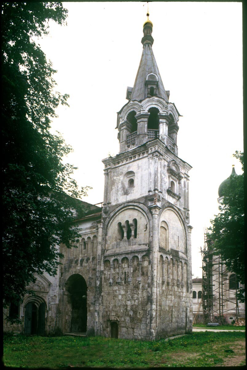 Bogoliúbovo. Pasaje y torre de la escalera del palacio del príncipe Andréi Bogoliuski del siglo XII, vista noreste. 19 de junio de 1994.