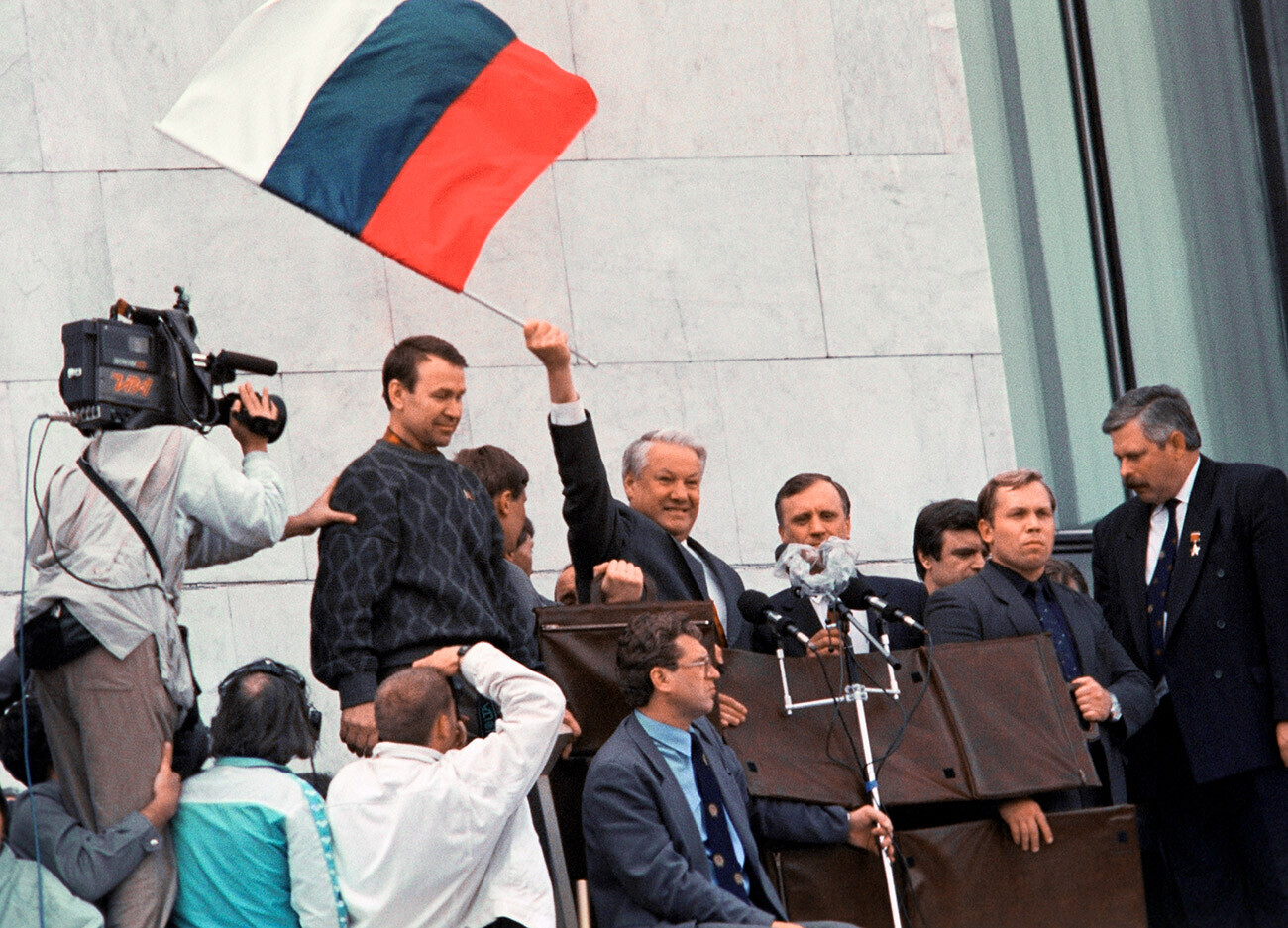 Протести пред Белата куќа во Москва во август 1991 година. Претседателот на Русија  Борис Николаевич Елцин (со знамето).

