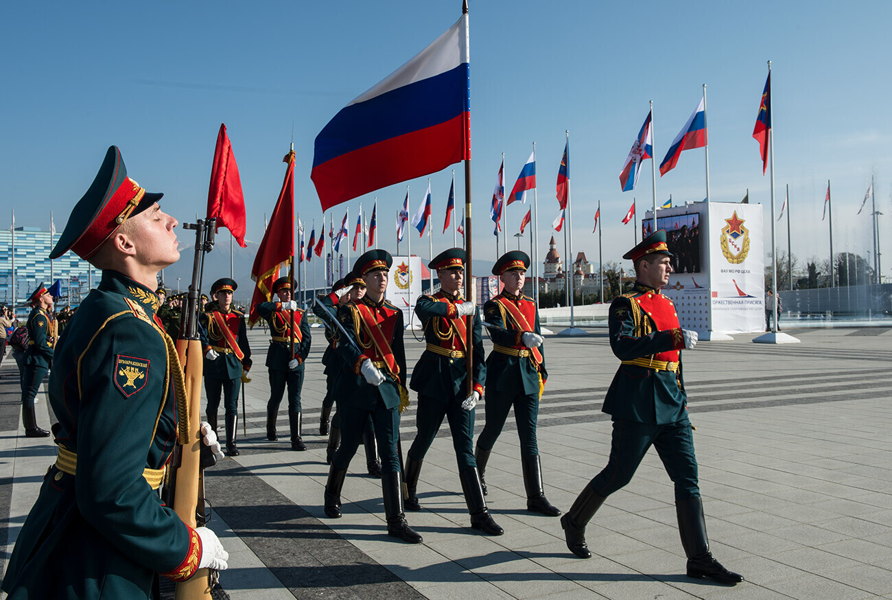 Војници на церемонија на полагање заклетва во Олимпискиот парк во Сочи.


