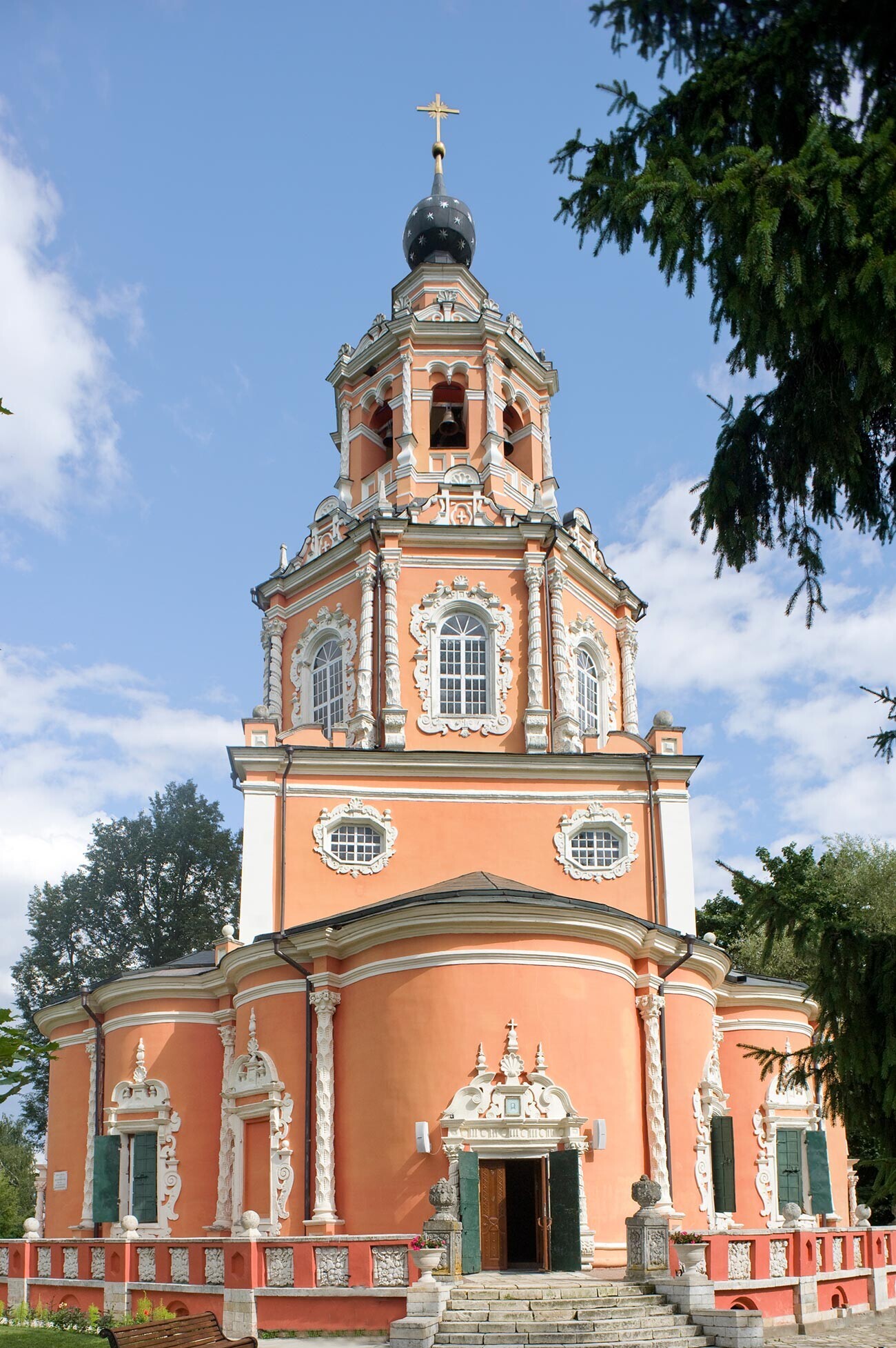Ubory (dekat Moskow). Gereja Ikon Ajaib Juru Selamat, pemandangan barat. 16 Agustus 2013.