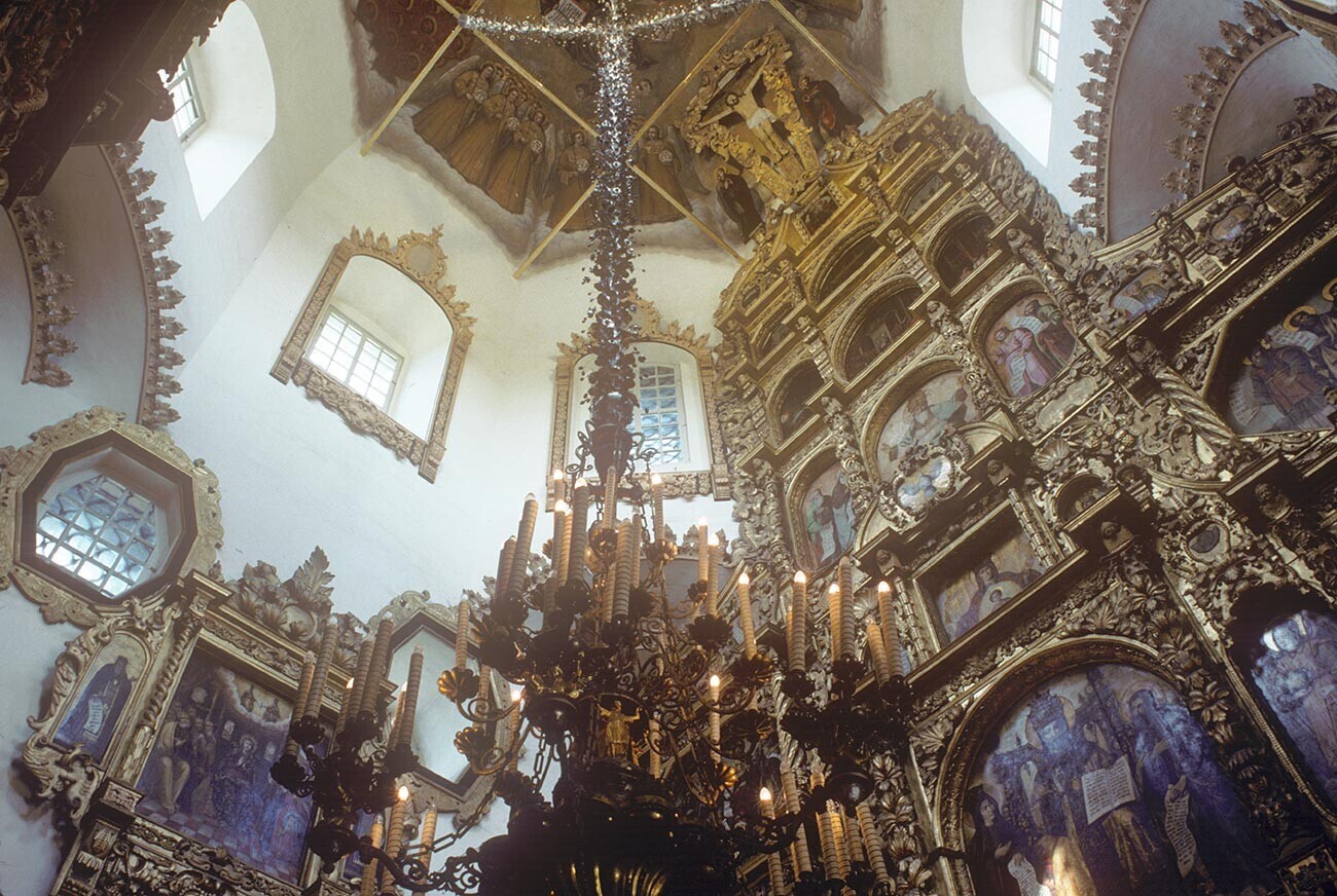 Gereja Syafaat di Fili. Layar ikon dengan salib. 2 Juli 1995.