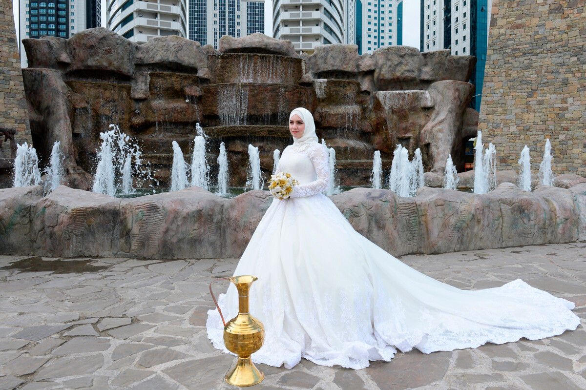 Una giovane donna in abito da sposa a Groznyj