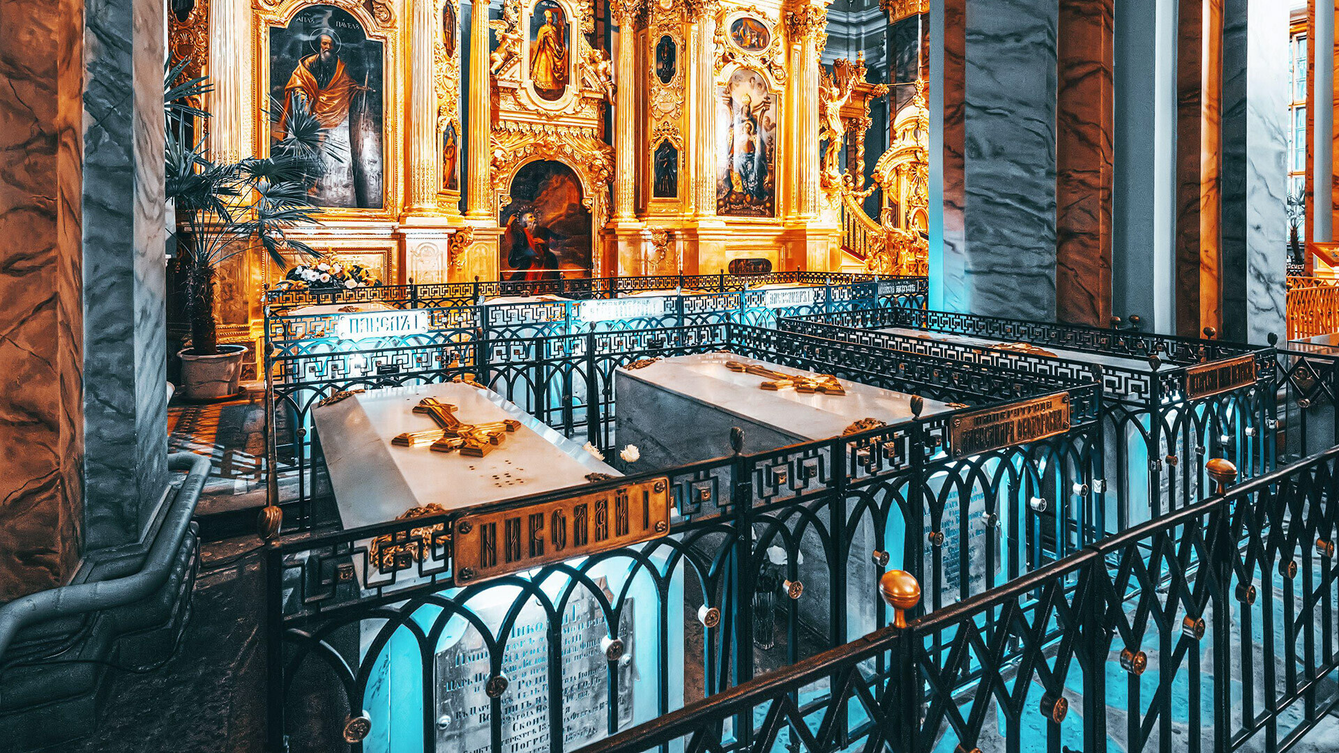 Храмот „Свети апостоли Петар и Павле“ во Санкт Петербург, царските гробници.
