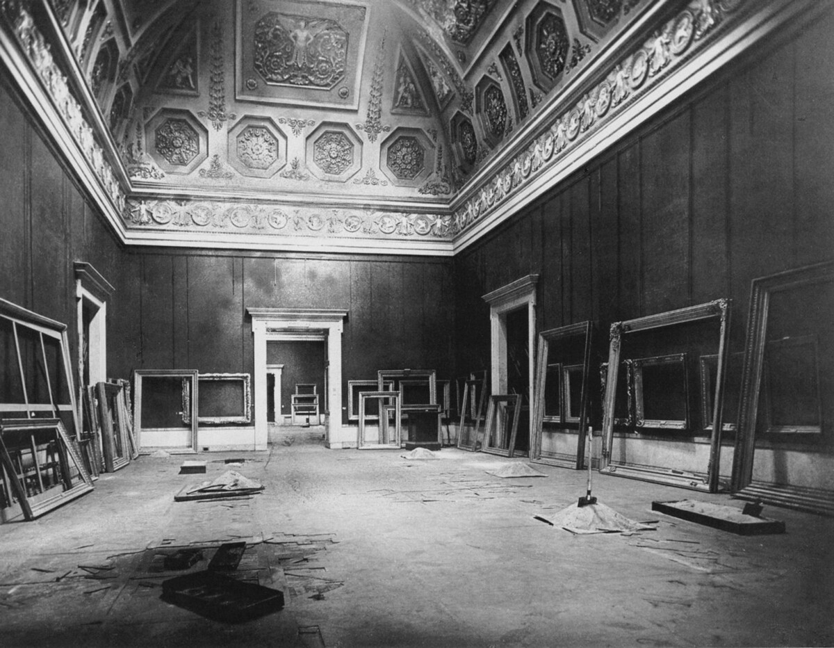 El vestíbulo del Palacio de Invierno durante la guerra. El personal dejó los marcos de los cuadros en su sitio para que las obras maestras evacuadas pudieran ser reordenadas lo antes posible.

