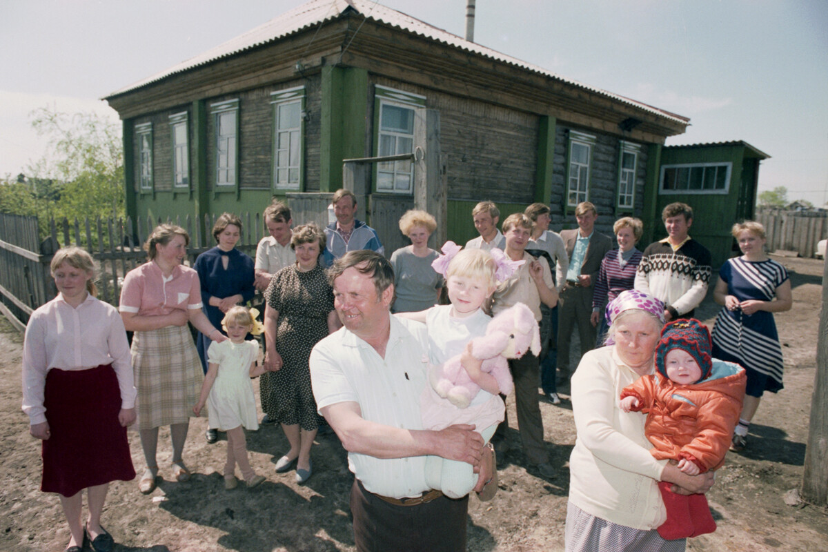 Становници алтајског села Георгиј и Марија Лебедев са својих 12 деце и унуцима 