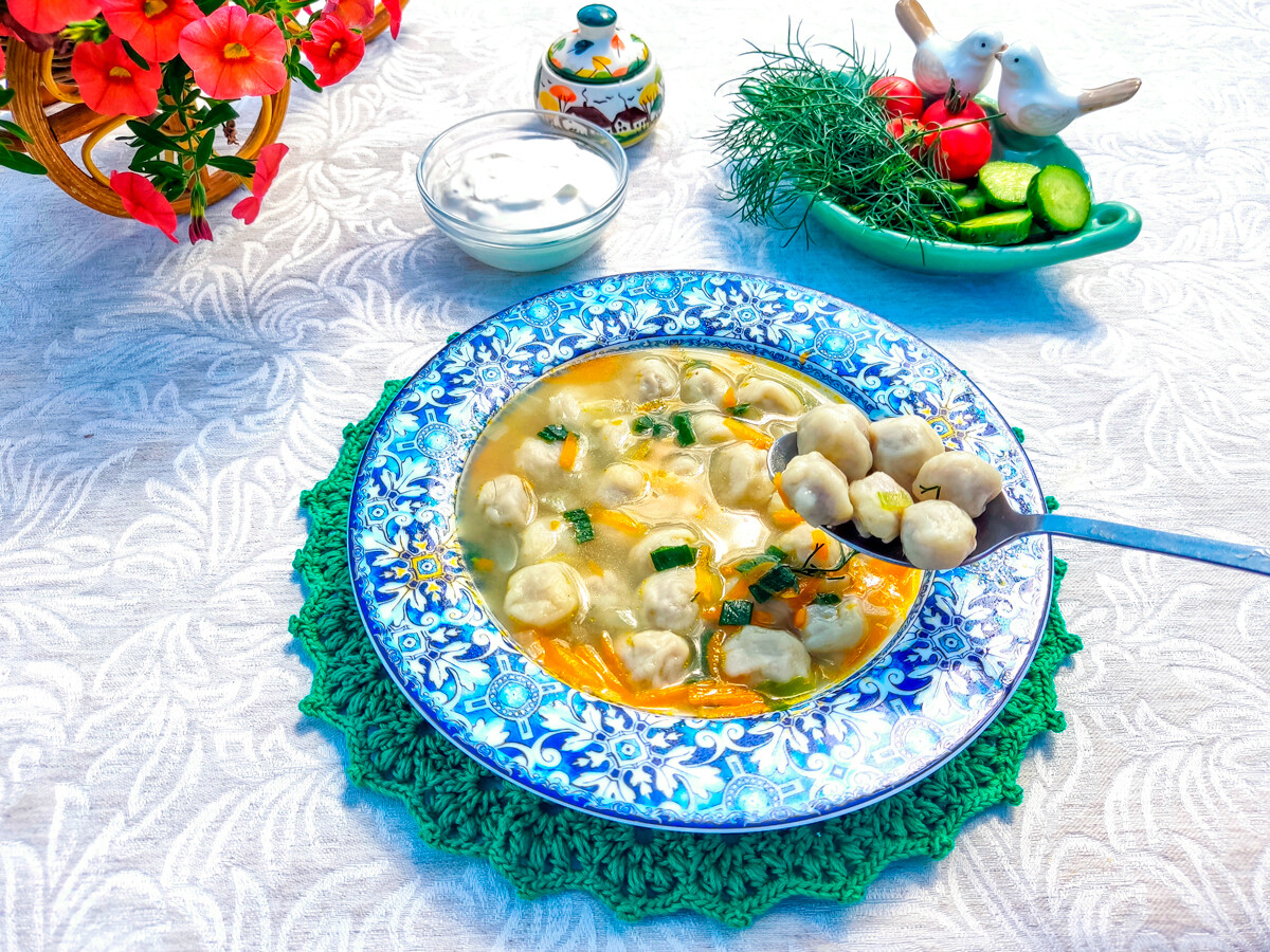 Eine schmackhafte tatarische Suppe mit winzigen Teigtaschen (REZEPT ...