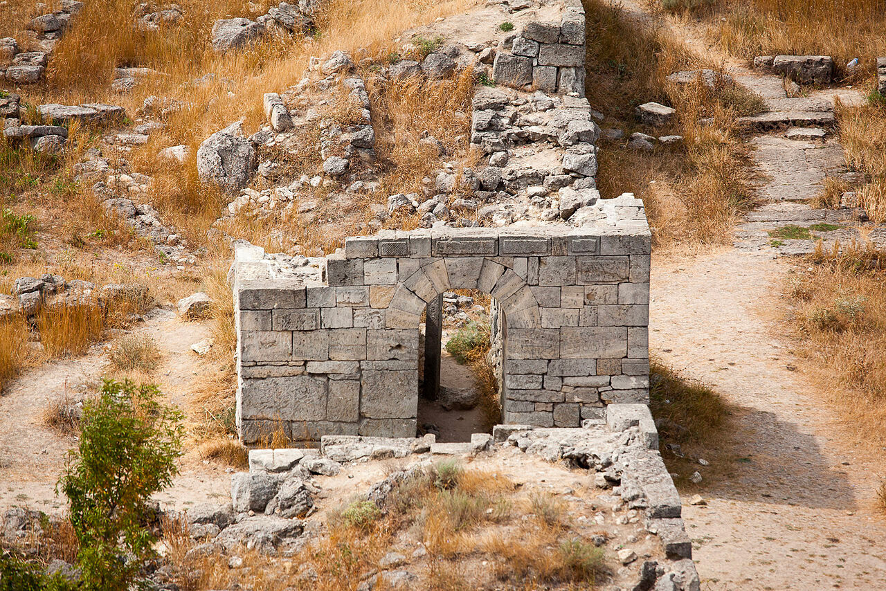 Архитектонско-археолошки комплекс „Древниот град Пантикапеј“.
