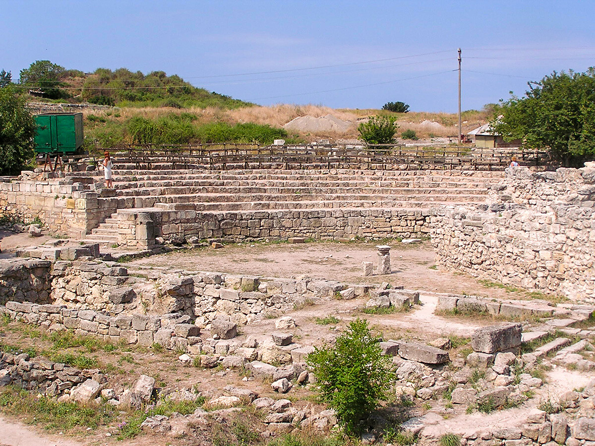 Hersones. Antičko kazalište u Hersonesu. Jedino kazalište pronađeno u drevnim gradovima Sjevernog Pricrnomorja. Izgrađeno je u 3. st. p. n. e. između obrambenog zida i glavne ulice. Ima oko 2500 mjesta. 