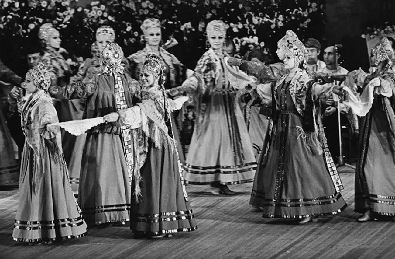 Legendary Soviet Folk Dance Companies In PHOTOS Russia Beyond legendary-soviet-folk-dance-companies-in-photos-russia-beyond