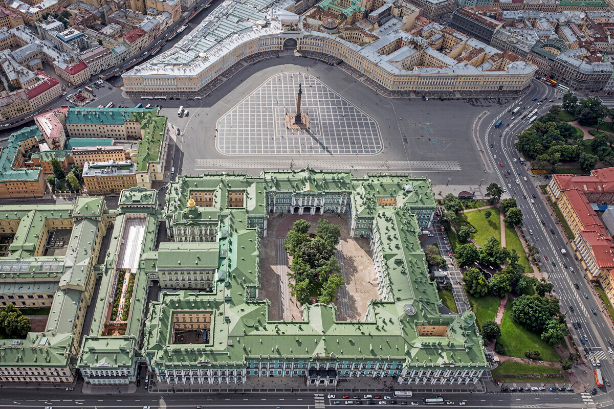 Поглед на Зимскиот дворец и Дворцовиот плоштад.

