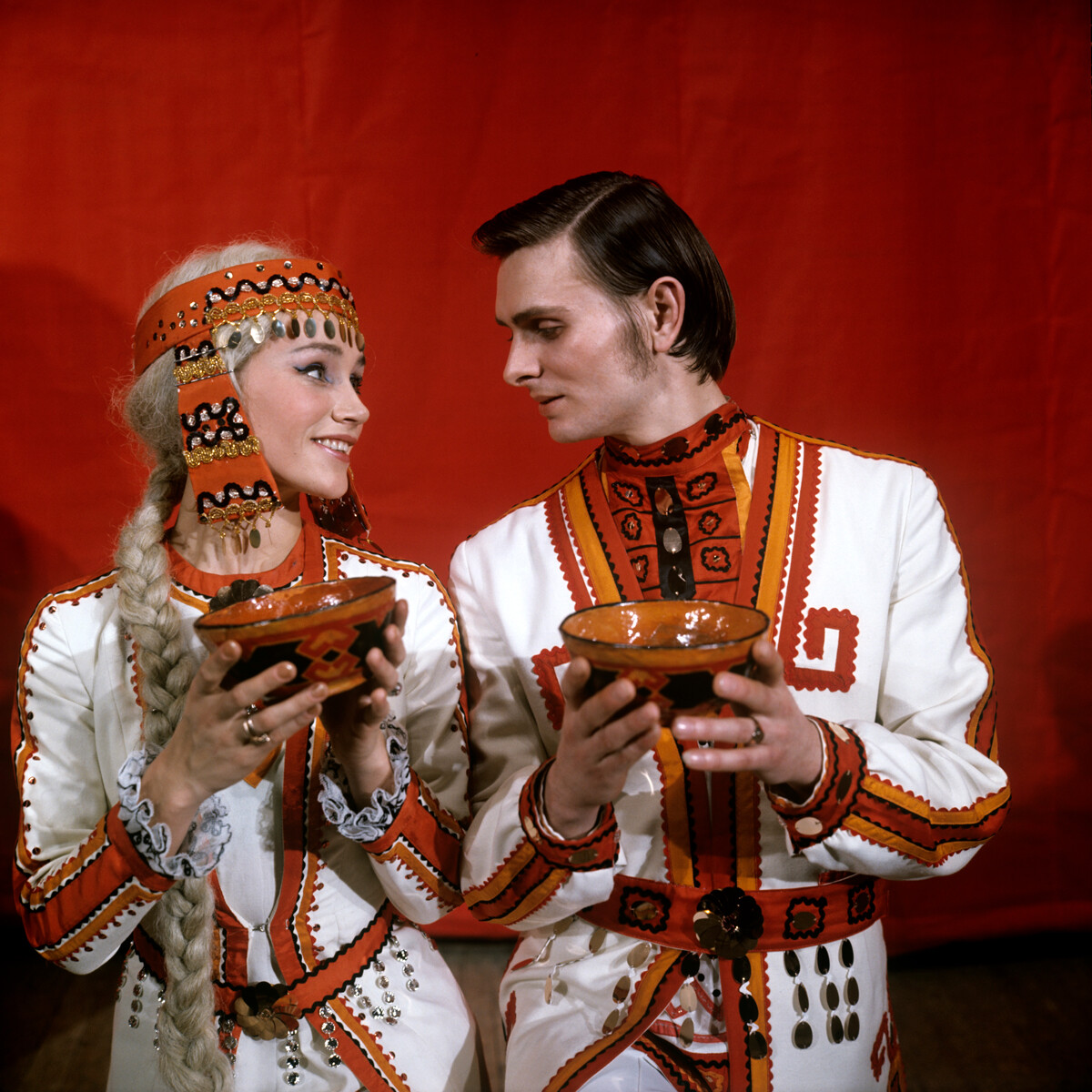 Sebuah ansambel tari menampilkan “Pernikahan Orang Mari”, 1973.