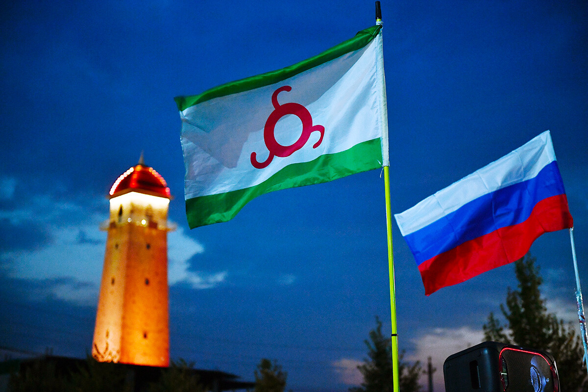 Bendera Republik Ingushetia (kiri) dan bendera Federasi Rusia