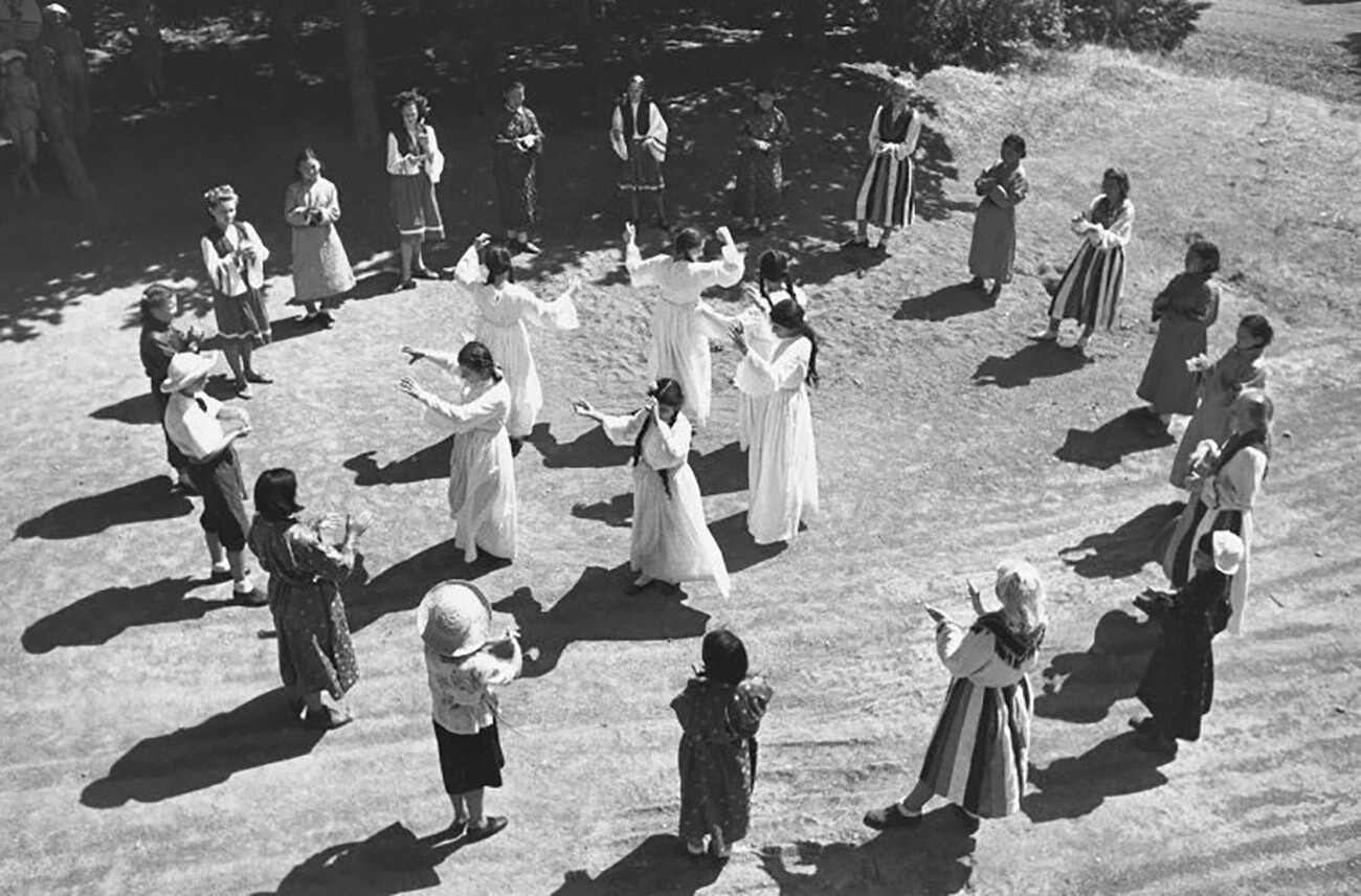 Ljudski ples v pionirskem taboru Artek, 1945
