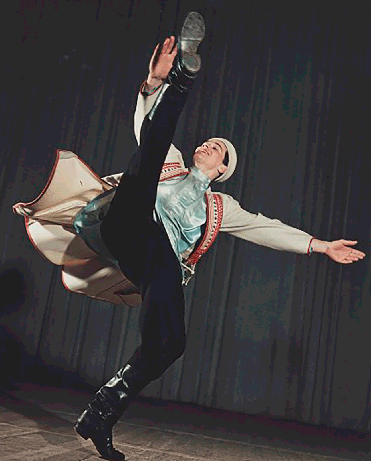 Slavni plesalec Lev Golovanov pri izvajanju ruskega plesa
