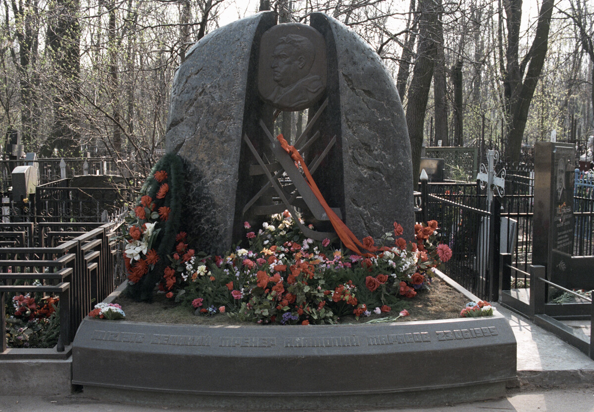 Могила Анатолия Тарасова на Ваганьковском кладбище