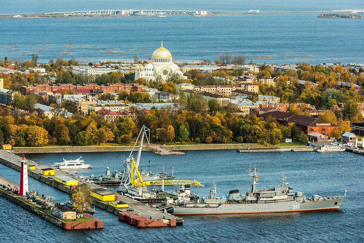Leningrajska regija. Kronštadt je mestna občina v Kronštadtskem okrožju zveznega mesta Sankt Peterburg v Rusiji, ki leži na otoku Kotlin blizu izliva v Finski zaliv. 