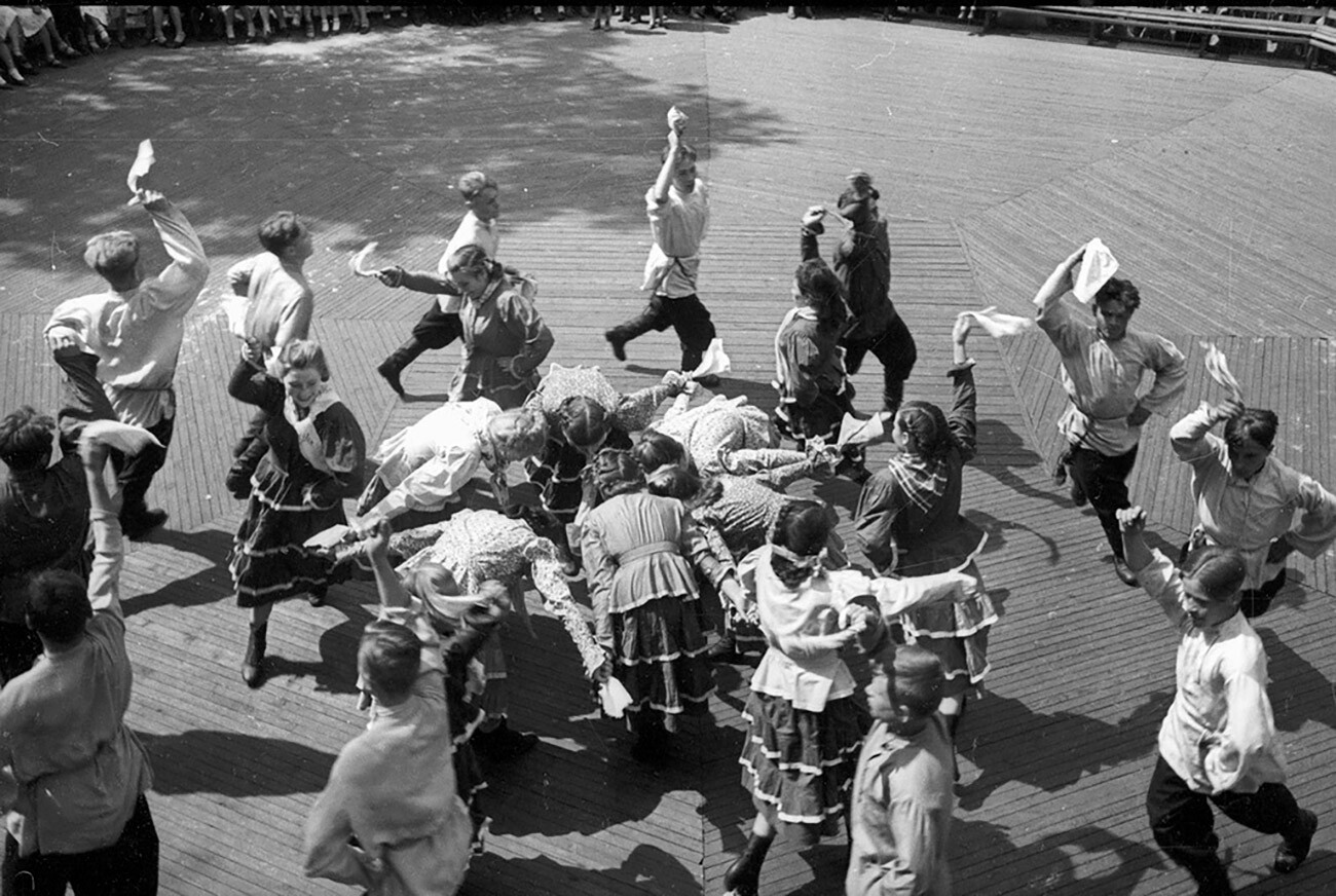 Danza de masas en los Urales, años 50
