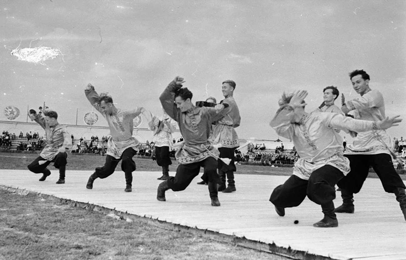 Concierto de danza folclórica en Sebastopol, 1955

