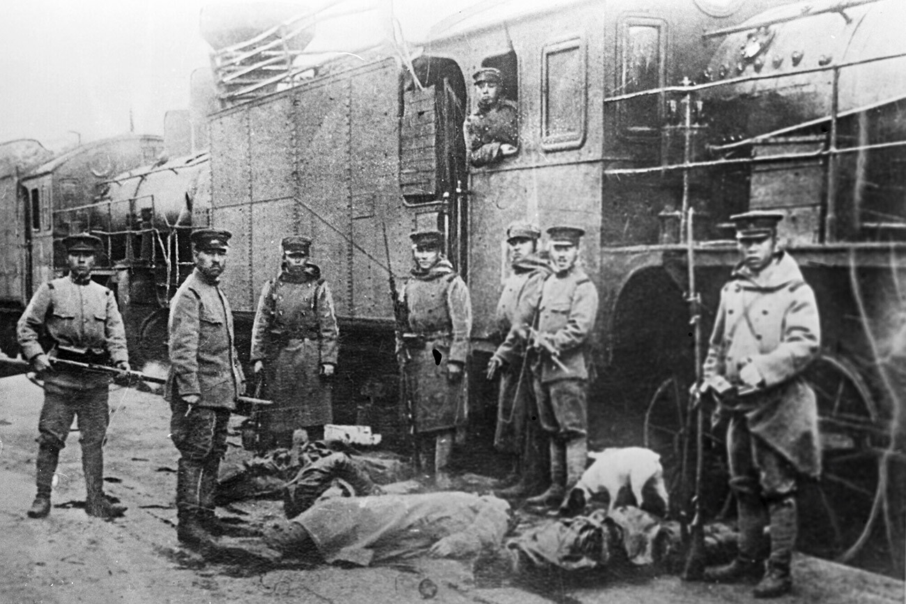 Interventisti giapponesi in piedi vicino ai corpi dei ferrovieri da loro giustiziati. Estremo Oriente russo, 1920