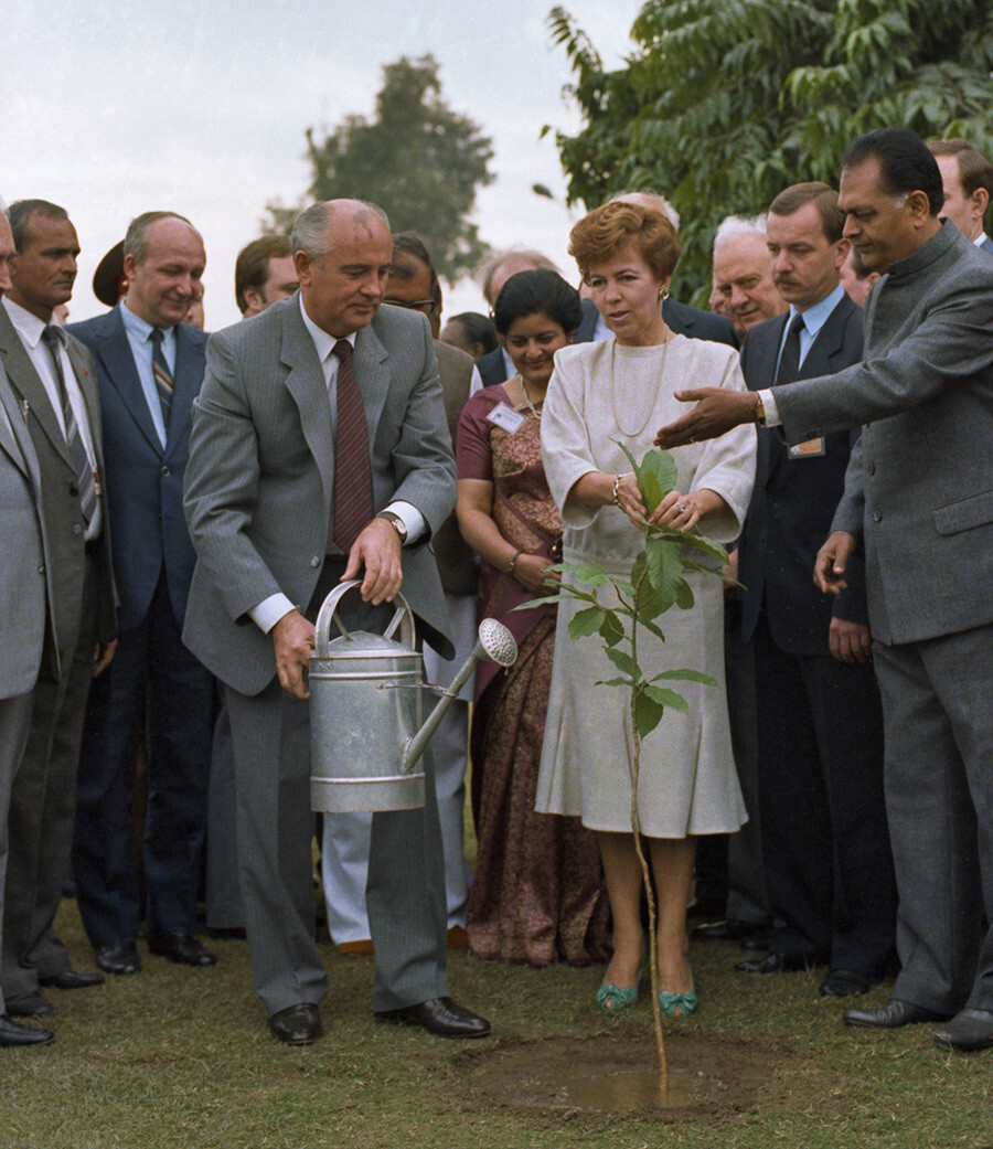 Gorbachov y Raísa plantan un árbol tradicional indio en Ciampac.