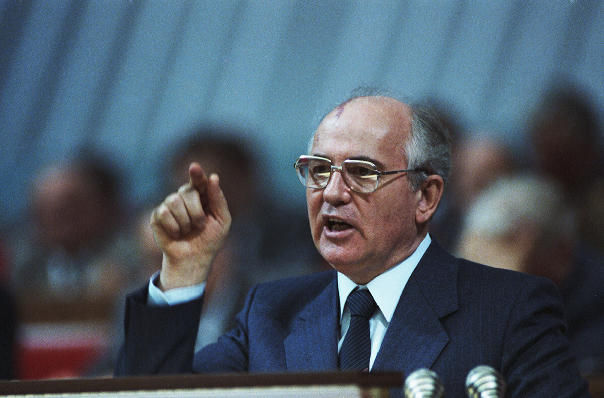 Sekretaris Jenderal Komite Pusat Partai Komunis Uni Soviet Mikhail Gorvachev berpidato, 1973.