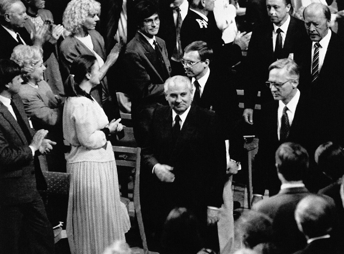Mikhail Gorbachev saat akan menyampaikan pidato Nobel Perdamaian yang telah lama tertunda.