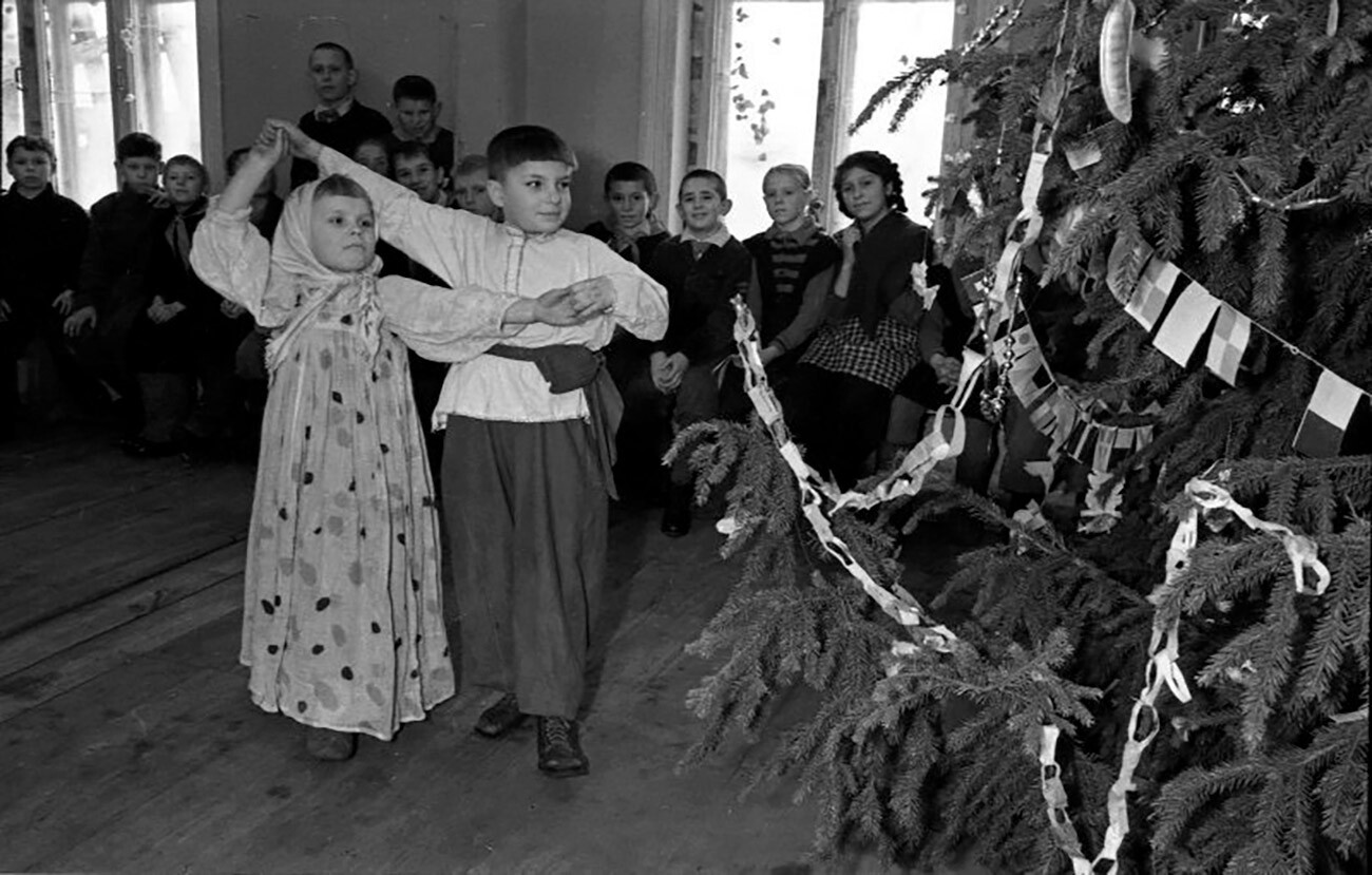  Деца танцуват на новогодишен празник в детска градина, 1940-те 
