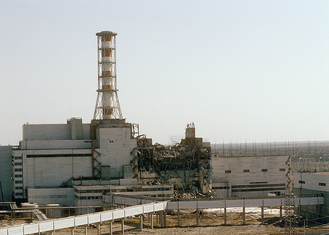 Чернобыльская АЭС после аварии - вид на со стороны четвертого реактора