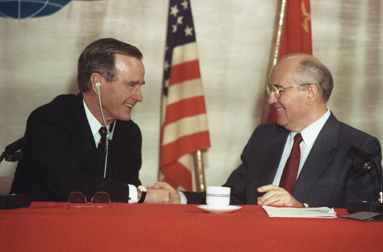 Михаил Горбачев и президент США Джордж Буш-ст. дают первую в истории совместную пресс-конференция лидеров СССР и США, Мальта, 3 декабря 1989