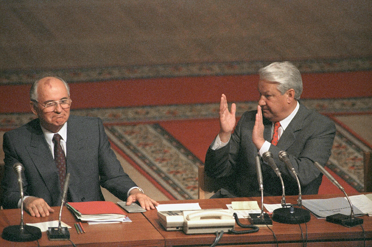 Il Segretario Generale del Comitato Centrale del Partito Comunista Sovietico Mikhail Gorbaciov, a sinistra, e Boris Eltsin (1931-2007), membro del Politburo del Comitato Centrale del Partito Comunista Sovietico, durante un incontro alla Casa Bianca di Mosca