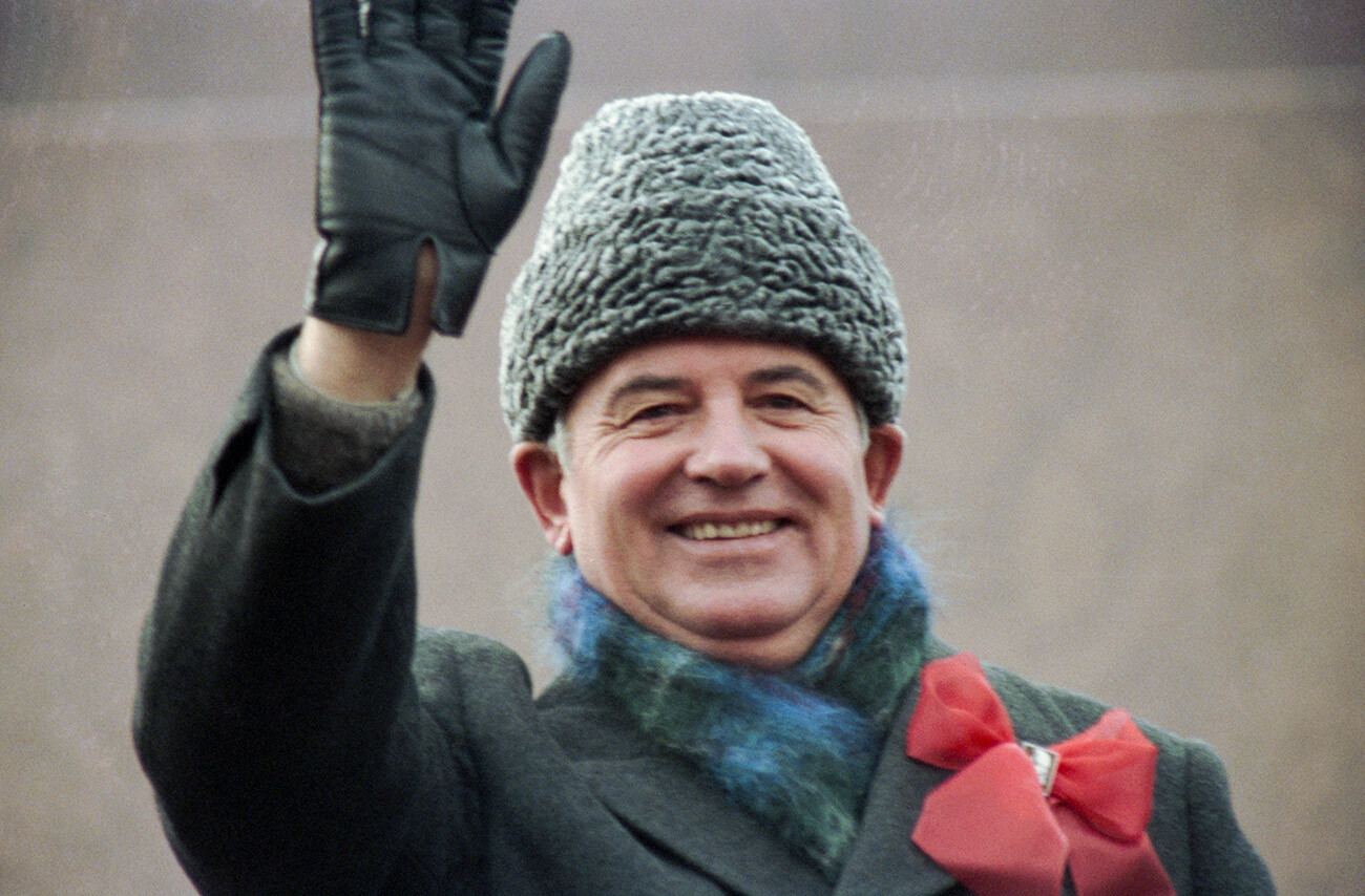 Mihail Gorbačov v Leninovem mavzoleju 